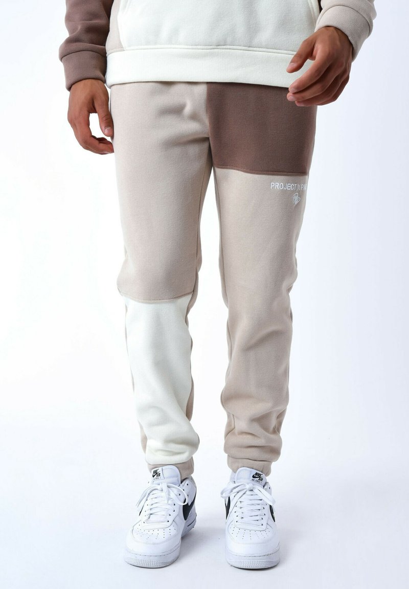 Project Tracksuit Project X Paris BAS TRICOLORE - Tracksuit bottoms - beige/sand - Zalando