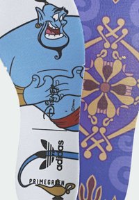 Adidas innersula med en blå tecknad ande, logotyp och en lila mönstrad sida med gyllene accenter och intrikata mönster.