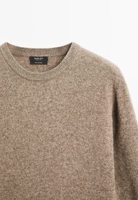 Maglione in cashmere marrone chiaro a girocollo con colletto a coste e etichetta Massimo Dutti all'interno del colletto.