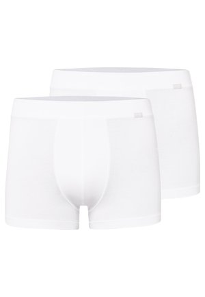 Zwei weiße Boxershorts für Herren mit einem glatten Bund ohne sichtbare Muster oder Logos, vor einem weißen Hintergrund dargestellt.