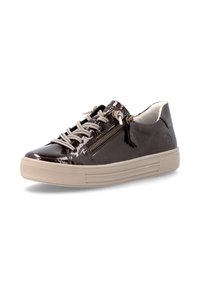 Baskets en cuir verni marron foncé avec lacets beige, fermeture éclair latérale et semelle épaisse en caoutchouc beige sur fond blanc.