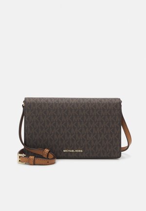 Sac bandoulière marron Michael Kors avec bandoulière ajustable et logo doré sur l'extérieur à motif, présenté sur fond blanc.