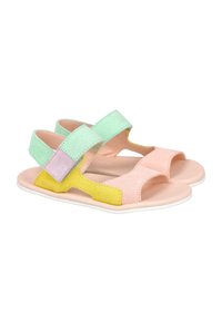 Sandalias bicolores con tiras de ante en verde menta y rosa empolvado, con un acento amarillo. Suela blanca. Diseño de punta abierta.