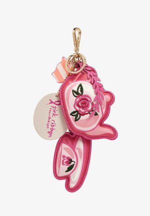 Portachiavi rosa a forma di teiera e tazza da tè con motivi floreali ricamati, accento foglia rosa, chiusura dorata e etichetta Pink Ribbon Foundation.