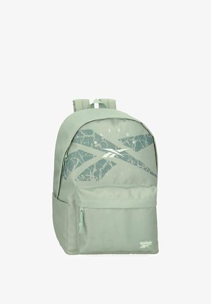 Mochila Reebok de color verde claro con un bolsillo frontal con cremallera y correas para los hombros, con un logo y diseño de texto descoloridos en el panel delantero.