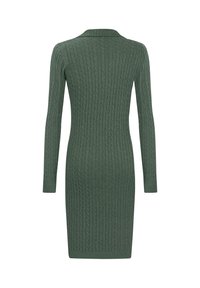 Abito verde lavorato a maglia con motivo a treccia, maniche lunghe e silhouette aderente. Presenta un semplice scollo rotondo e orlo a coste.