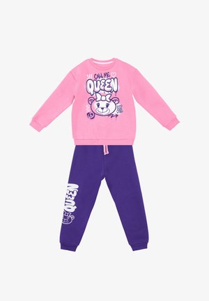 Børnetøj med lyserød sweatshirt med en bjørn og teksten "Call Me Queen", kombineret med lilla joggingbukser med matchende bjørneprint.