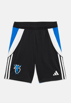 Pantalones cortos deportivos negros con paneles laterales en azul y blanco, con tres rayas blancas y un gráfico azul en la parte frontal. Cintura elástica.