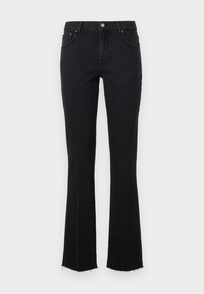 Fekete, trapéz szabású farmernadrág, gombos záródással, öt zsebes kialakítással és szövet alján fránkással. Az anyag sima textúrájú.