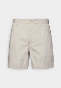 Shorts beige clair en coton, avec fermeture à bouton, passants de ceinture et ourlets cousus. Design classique avec une texture lisse.