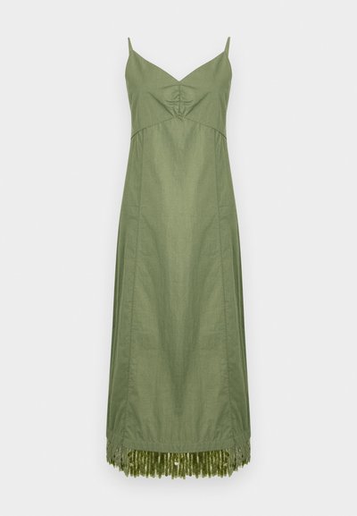 Μάξι φόρεμα χωρίς μανίκια σε ελιά πράσινο, με λεπτές τιράντες σπαγγέτι, σούρες στο μπούστο και λεπτομέρεια με φούντα από παγιέτες στο τελείωμα.