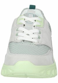 Sneakers con lacci in grigio chiaro e menta. Presentano materiali in rete e camoscio, punta arrotondata, linguetta imbottita e una soletta morbida e ammortizzata.
