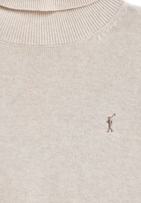 Beige gebreide trui met geribde kraag en klein geborduurd logo van een persoon die golf speelt op de borst.