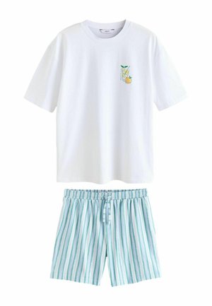 Wit T-shirt met korte mouwen met een afbeelding van een glas citroen en sinaasappel, gecombineerd met blauw-wit gestreepte korte broek met koord.