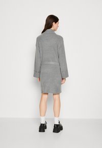 VILA VIROLFIE TIE BELT - Svetríkové šaty - medium grey melange