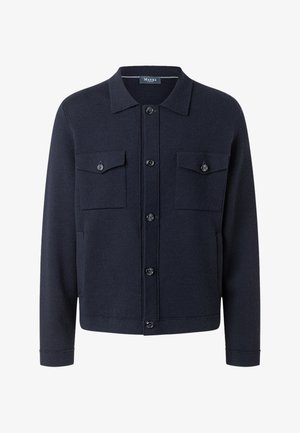 Marineblauer, knöpfbarer Cardigan mit Kragen, langen Ärmeln, zwei mit Knöpfen verschließbaren Brusttaschen und zwei Seitentaschen.