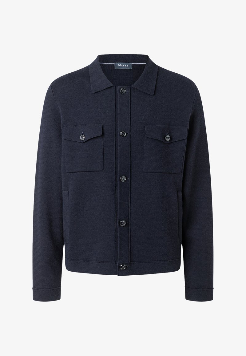 Cardigan blu navy con bottoni, collo, maniche lunghe, due tasche sul petto con bottone e due tasche laterali.