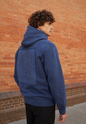 HOODED VERSE PATCH - Pusa - enzian garment dyed