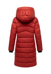 Lång röd vadderad vinterjacka med huva, quiltat söm och svarta inre mudd, visad bakifrån på en vit bakgrund.