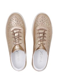 Baskets métalliques dorées avec un design perforé, des lacets et une semelle en caoutchouc blanc. Texture lisse avec des motifs subtils sur la partie supérieure.