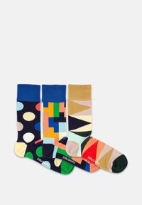 Drei Paar Baumwollsocken: navy mit Punkten, geometrische Farbabstufungen und Dreiecke in Pastelltönen. Jede hat einen kontrastierenden Knöchelband.
