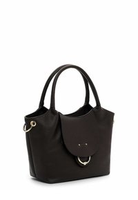 Tumepruun nahkne käekott, millel on tekstuuriga pind, kaks käepidet, klapi sulgemine ja ringikujuline metalline aksessuaar esiosas.