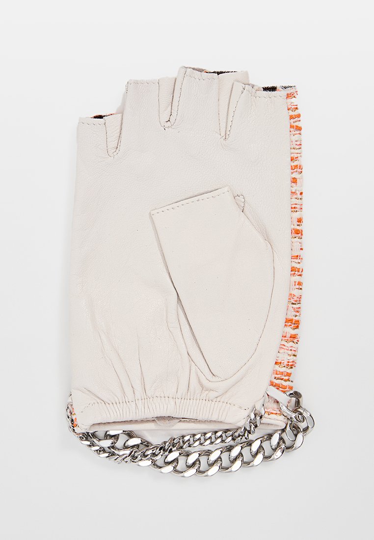 Fingerlose Handschuhe aus weichem weißen Leder. Mit einem akzentuierenden orangefarbenen und strukturierten Stoff, elastischem Handgelenk und einer befestigten silbernen Kette.