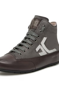 Sneaker alta con pannelli in suede grigio e pelle marrone, lacci grigi, logo cucito bianco sul lato e suola in gomma nera.