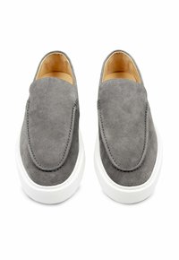 Grijze suède instapschoenen met een naadloos ontwerp, afgeronde neus en witte rubberen zolen. Glad textuur met minimale stikseldetails.