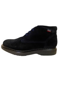 Bottines en daim noir avec des lacets bleus, semelle en caoutchouc texturée et couture contrastante. Présente un petit logo de la marque sur le côté.