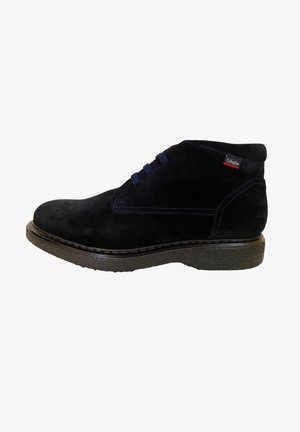 Stivaletti in suede neri con lacci blu, suola in gomma testurizzata e cuciture a contrasto. Presentano un piccolo logo del marchio sul lato.