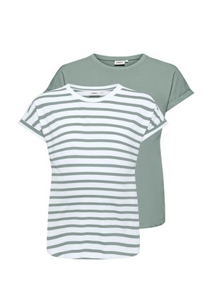 Twee T-shirts met korte mouwen, één effen gedempte groene kleur en één witte met grijze horizontale strepen, weergegeven op een witte achtergrond.