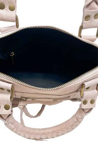 Lyserød læderhandtaske med lynlås, indvendig lomme og teksturerede stropdetaljer. Udstyret med hardware i guldtoner og en mørk indvendig beklædning.