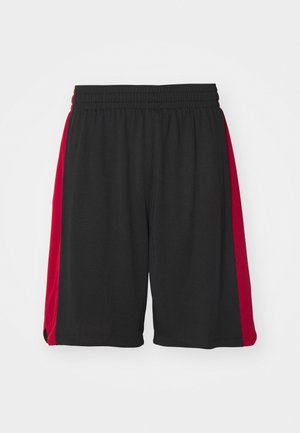 Sort atletisk shorts med røde sidelister, lavet af åndbart stof, med en elastisk talje og sideskår for let bevægelse.