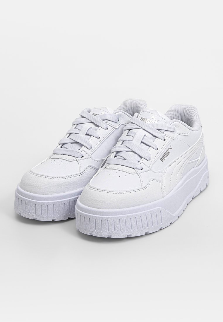 Sneakers bianchi con tomaia in pelle testurizzata, lacci piatti, colletto imbottito e una suola in gomma spessa e scanalata. Presentano il marchio sul lato.