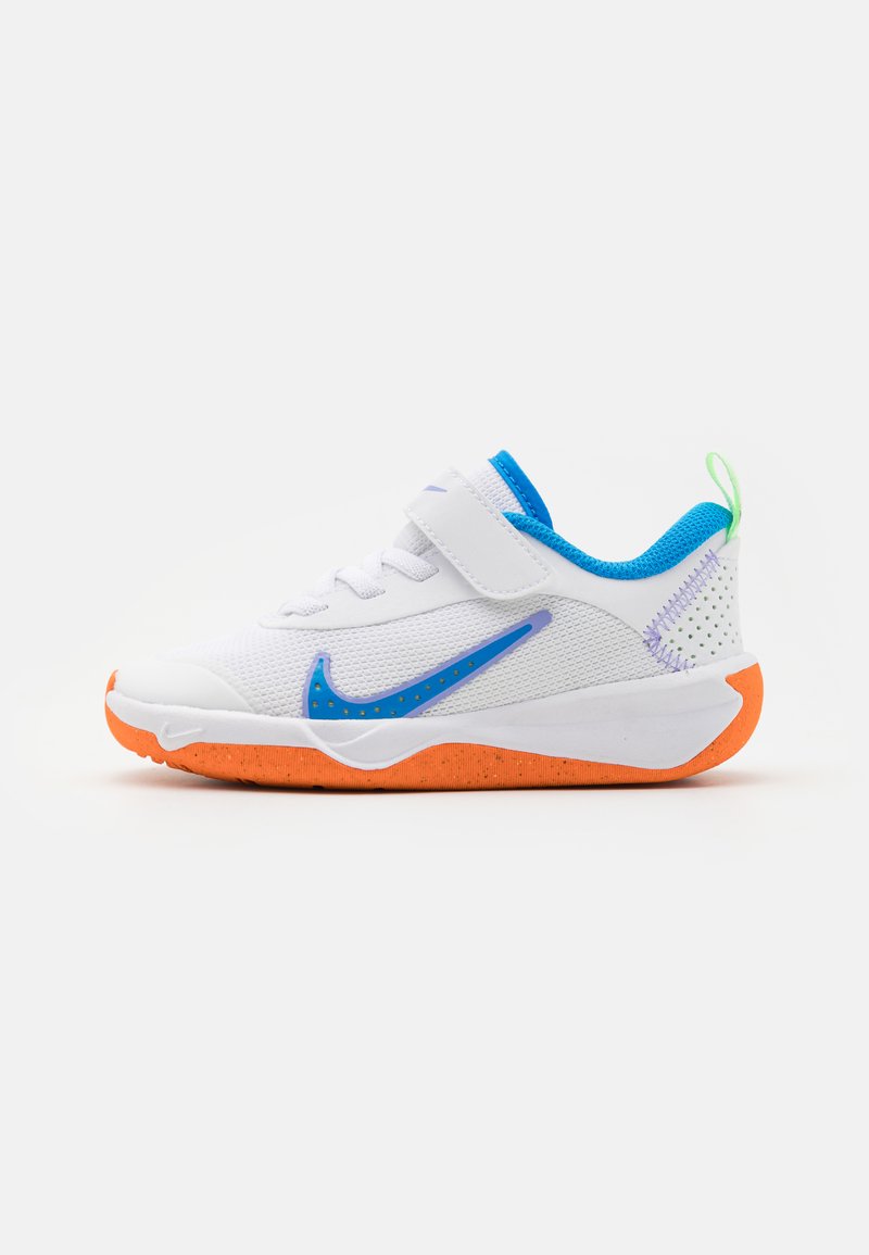 Nike Performance - OMNI MULTI COURT UNISEX - Training shoe - white/photo blue/vapor green/total orange, Enlarge