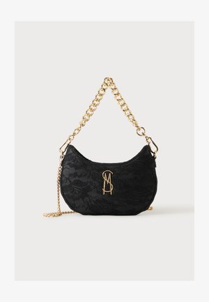 Sac à main noir en forme de croissant avec motif texturé, bandoulière chaîne dorée et logo monogramme doré à l'avant sur fond clair.