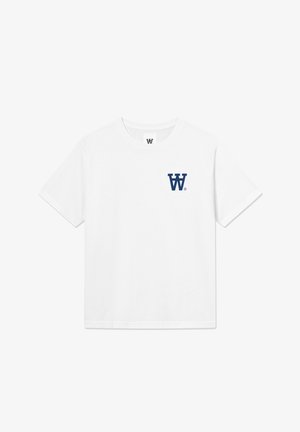 Valkoinen, lyhythihainen pyöreäkauluksinen t-paita, jossa vasemmassa rinnassa ja kauluksen sisäpuolella tummansininen tyylitelty "W"-logo.