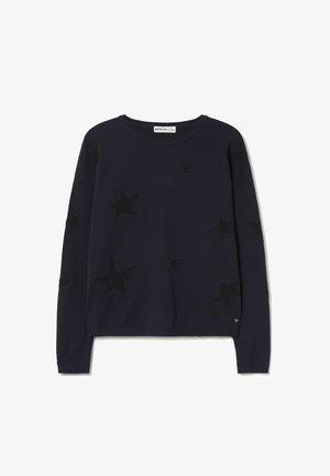 Suéter de manga larga azul marino con cuello redondo, que presenta patrones de estrellas negras dispersos en la parte delantera y en las mangas.