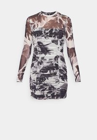 Robe courte à manches longues avec fronces, en tissu transparent, imprimé abstrait de feuilles noires et marron sur fond blanc.