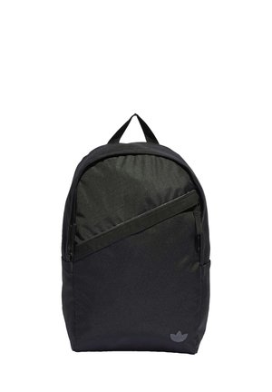 Sac à dos noir avec une poche avant zippée en diagonale, une poignée de transport supérieure et un petit logo Adidas en bas à droite.