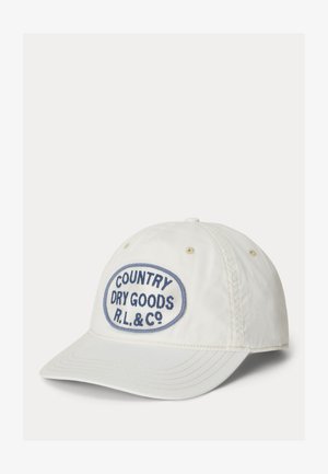 Casquette de baseball blanche en coton avec un patch ovale bleu sur le devant indiquant "COUNTRY DRY GOODS R.L. & Co.", visière légèrement incurvée.
