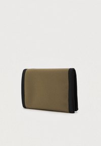 Foldet olivengrønt stofpung med sort kant, der står oprejst mod en simpel hvid baggrund.