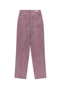 Vaaleanlila farkut, joissa on suora lahje, viisi taskua ja näkyvät ompelutiedot. Sileä texture ja haalistunut pinta.