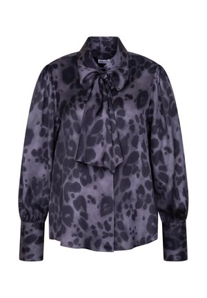 Chemisier à manches longues en satin gris, avec un imprimé léopard noir, un nœud au col et des poignets froncés avec détails élastiques.