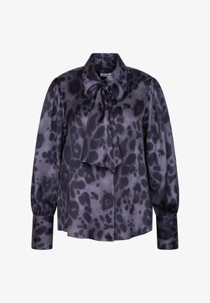 Grijs satijnen blouse met lange mouwen, voorzien van een zwart luipaardpatroon, een strikje bij de kraag en gerimpelde manchetten met elastische details.