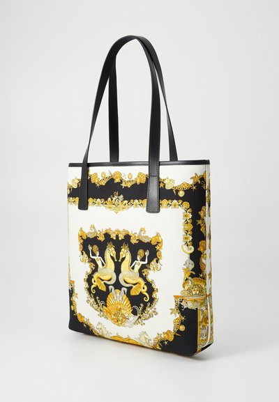 Borsa tote con un design in bianco e nero arricchito da dettagli dorati, con schemi intricati e due figure simili a sirene su un lato. Manici neri.