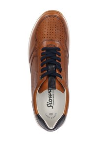 Braune Ledersneaker mit perforiertem Design, marineblauen Schnürsenkeln und einem glatten schwarzen Fersenakzent. Weiße Gummisohle und unterstützendes Innenleben.