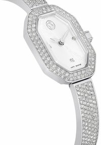 Silversfärgad oktagonal klocka med en kristallbesatt bezel, vit urtavla och metallarmband dekorerat med små klara kristaller.