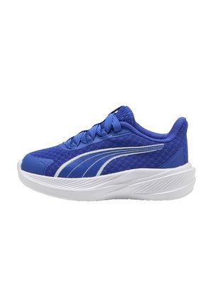Baskets de sport bleues avec bande blanche incurvée, tige en mesh, semelle blanche coussinée et fermeture à lacets, vues de profil.